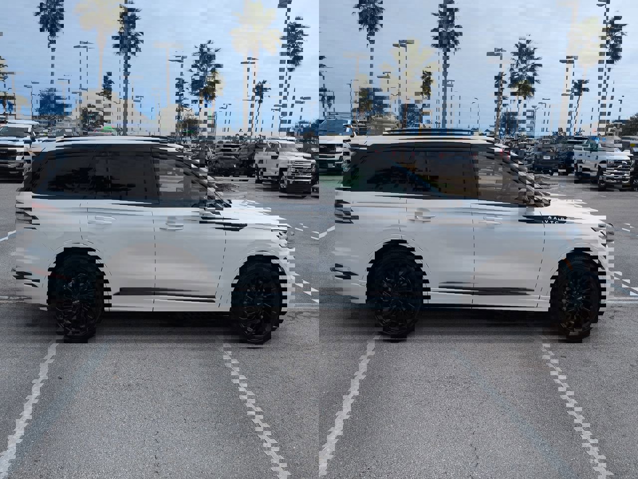 Certified 2024 Lincoln Aviator Reserve w/ Equipment Group 201A image 3