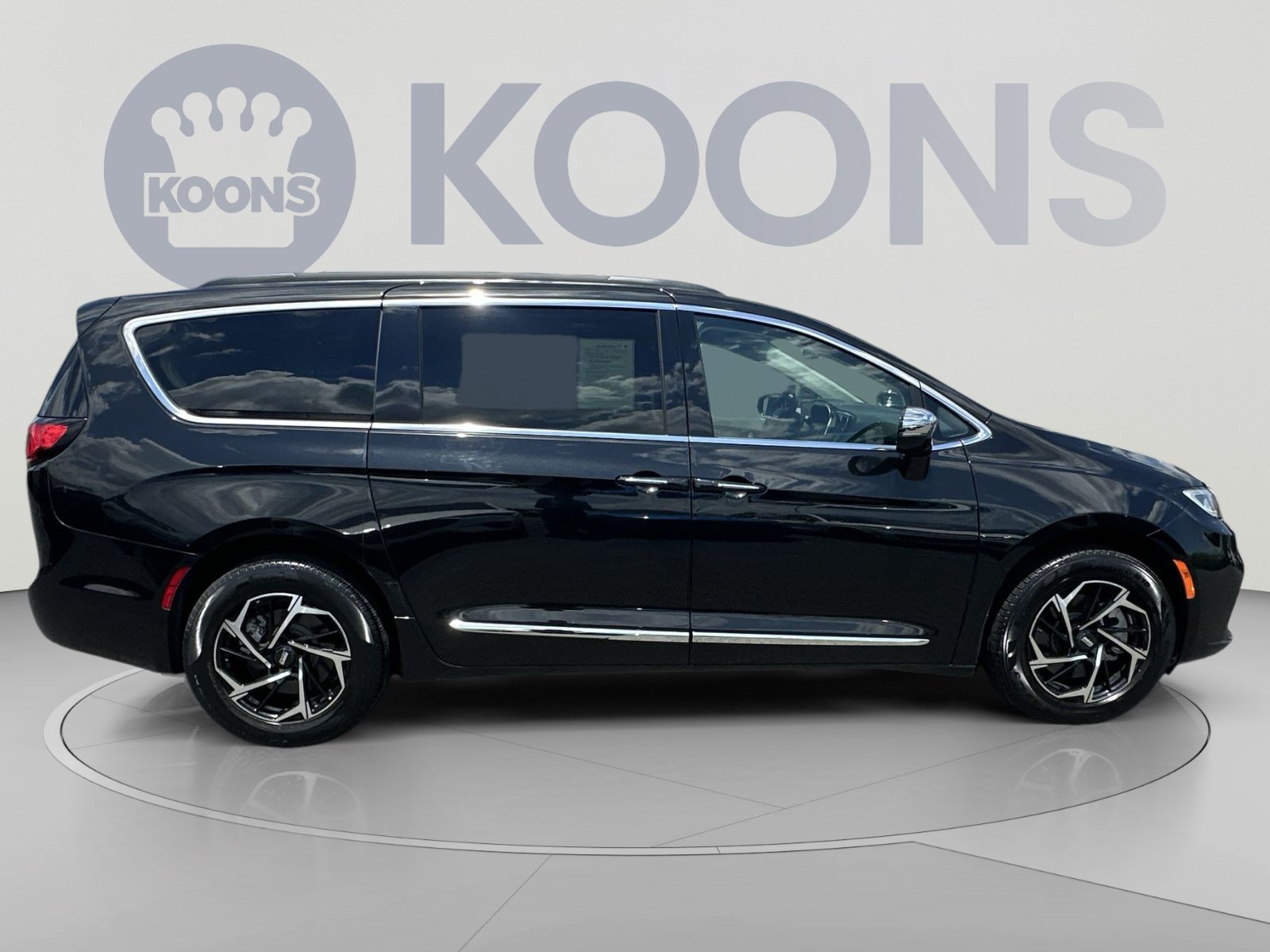 Used 2023 Chrysler Pacifica Limited w/ Uconnect Theater Family Group AWD/4WD image 12