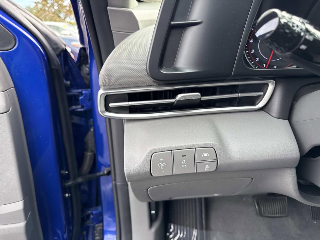 Used 2023 Hyundai Elantra SE image 31