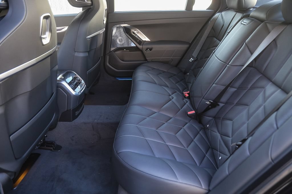 Used 2026 BMW 750e xDrive w/ Premium Package AWD/4WD image 15