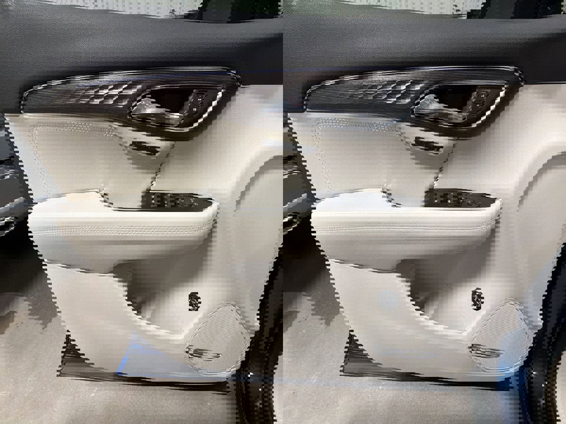 Used 2023 Buick Envision Avenir image 22