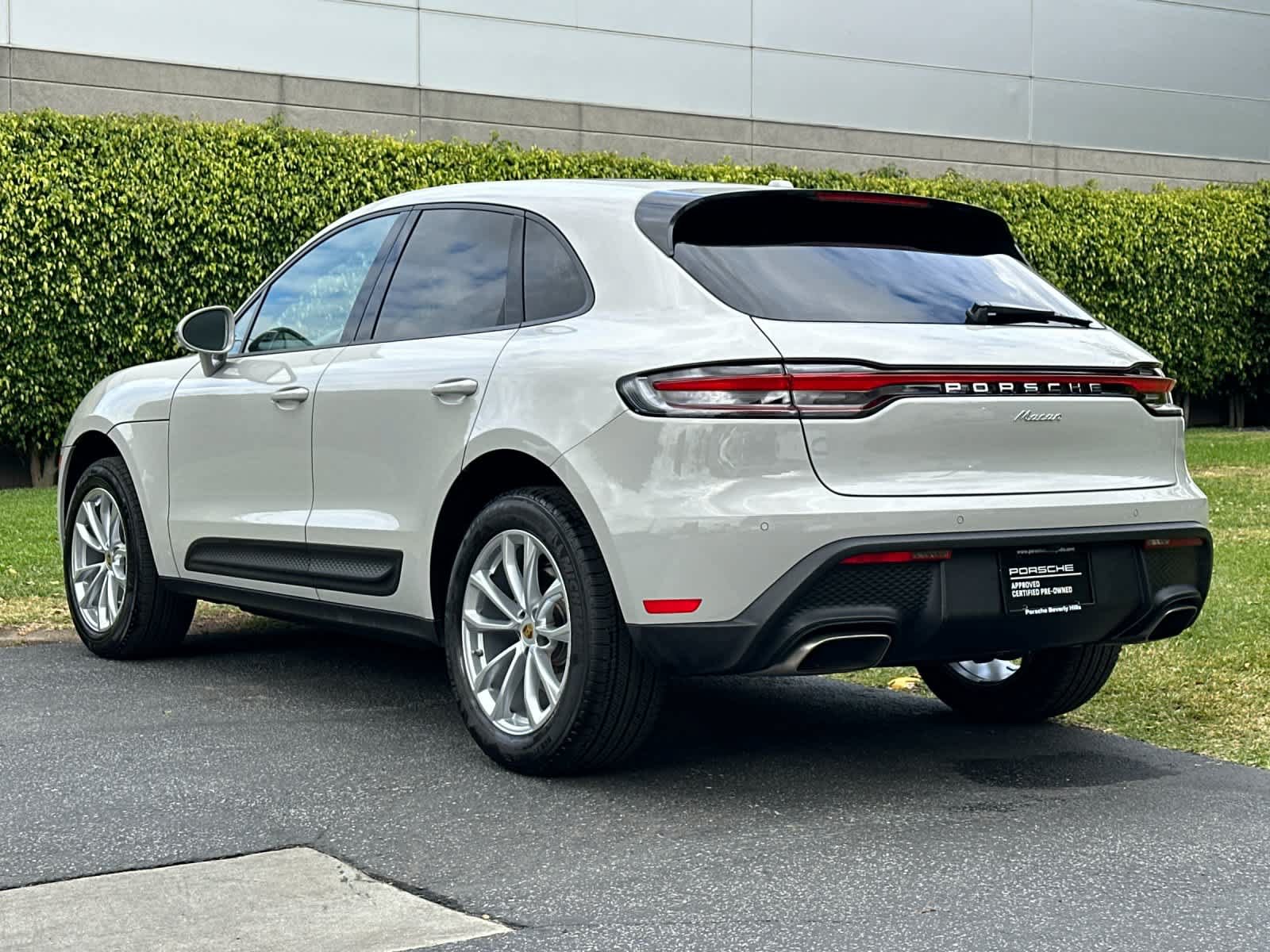 Certified 2025 Porsche Macan AWD/4WD image 3