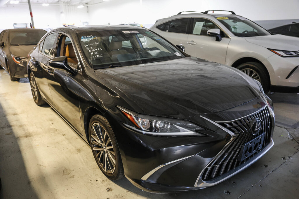 Used 2023 Lexus ES 300h w/ Premium Package FWD image 2