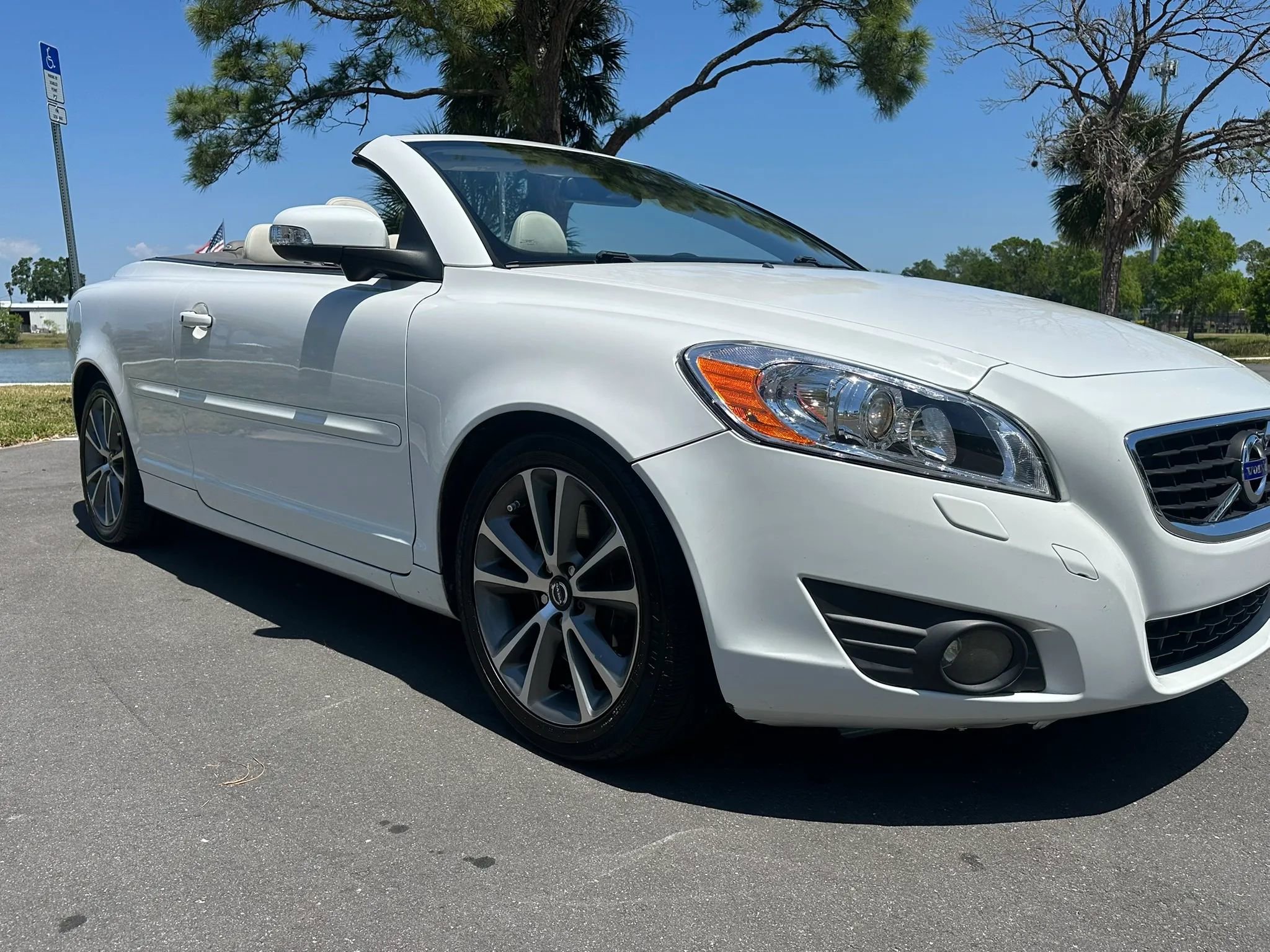 Used 2011 Volvo C70 T5 w/ Convenience Pkg image 5