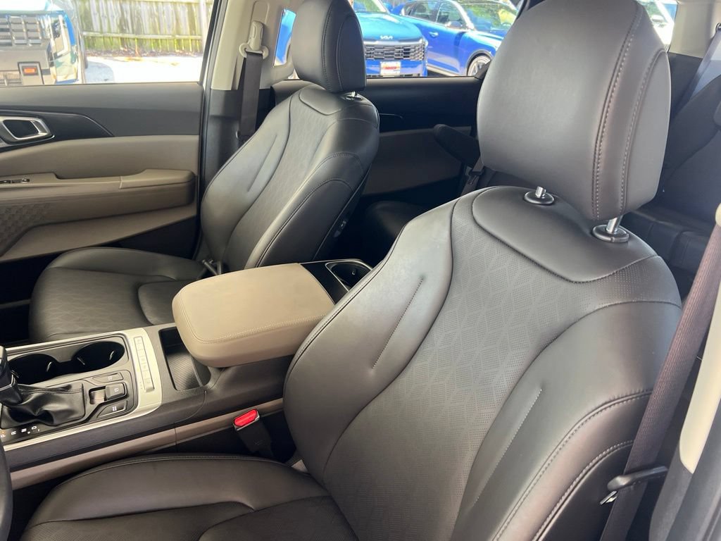 Certified 2025 Kia Carnival FWD image 5