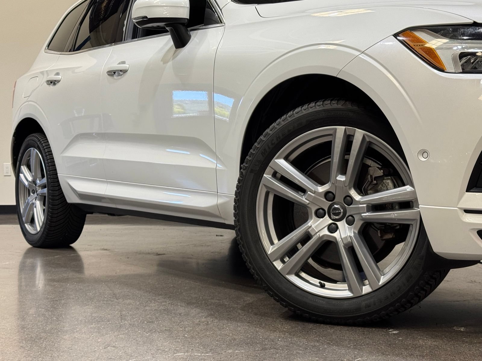 Used 2018 Volvo XC60 T6 Momentum w/ Convenience Package AWD/4WD image 5