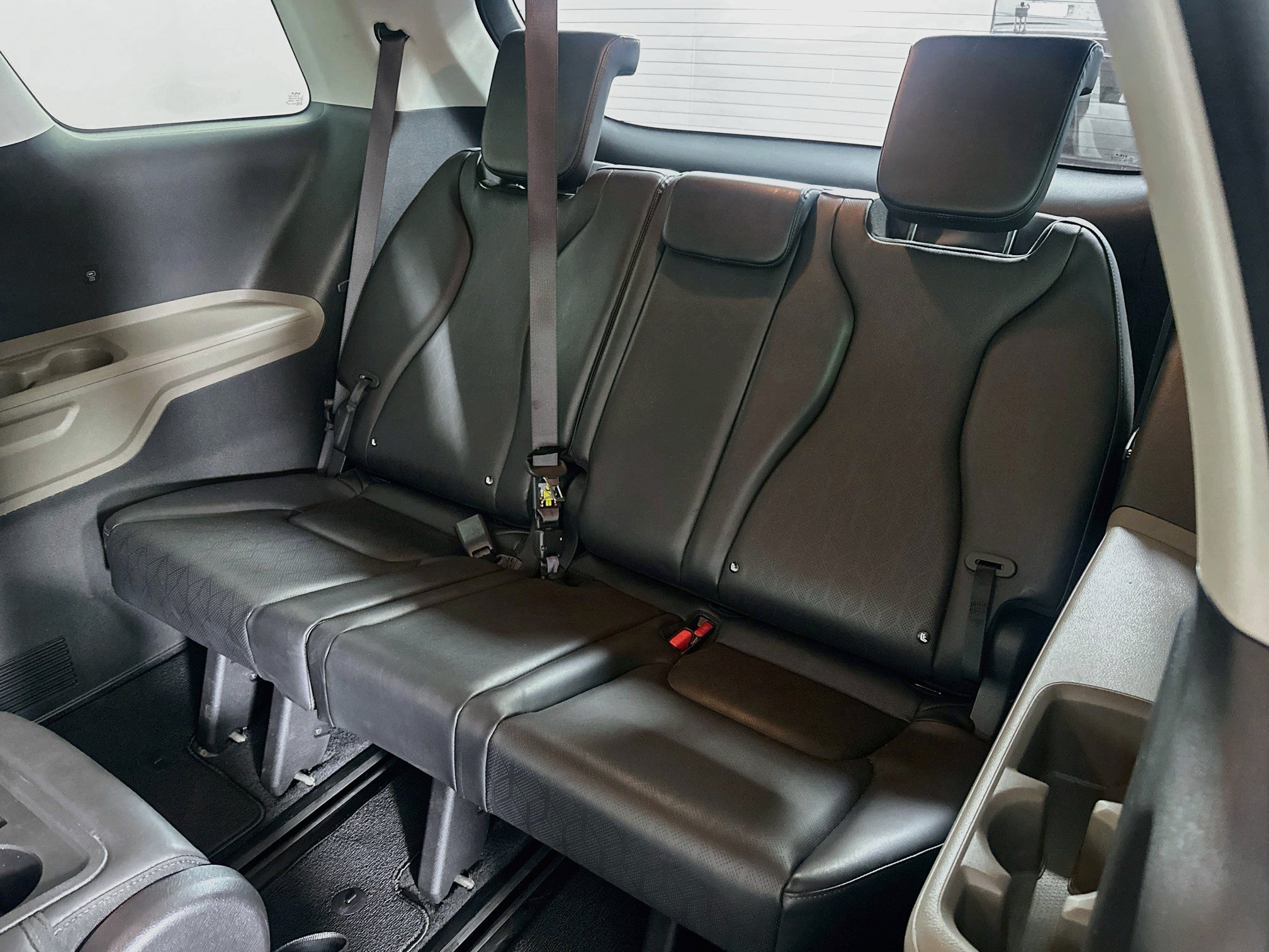 Used 2025 Kia Carnival FWD image 33