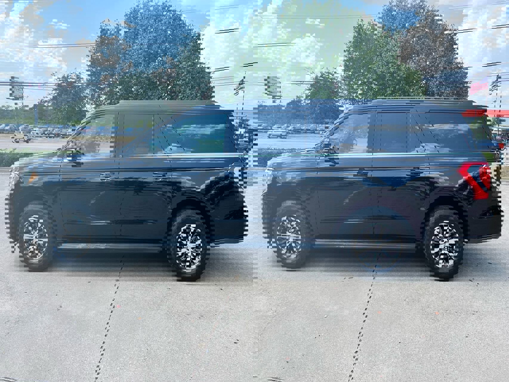 Used 2019 Ford Expedition Max XLT w/ Equipment Group 201A image 8