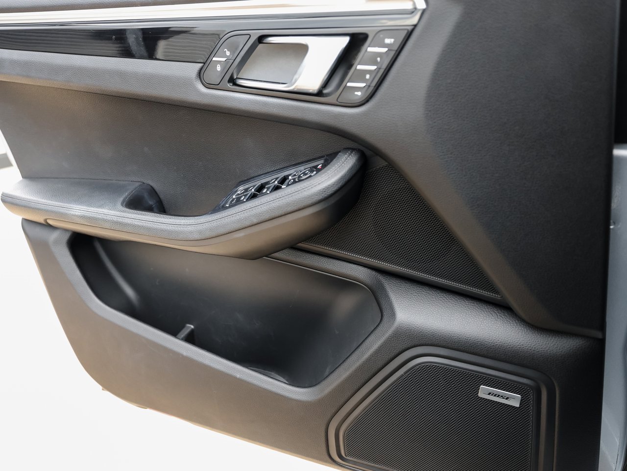Certified 2018 Porsche Macan image 23