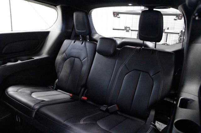 Used 2025 Chrysler Pacifica Select image 18