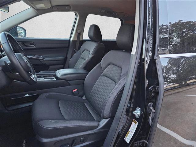 Used 2025 Nissan Pathfinder SV FWD image 17