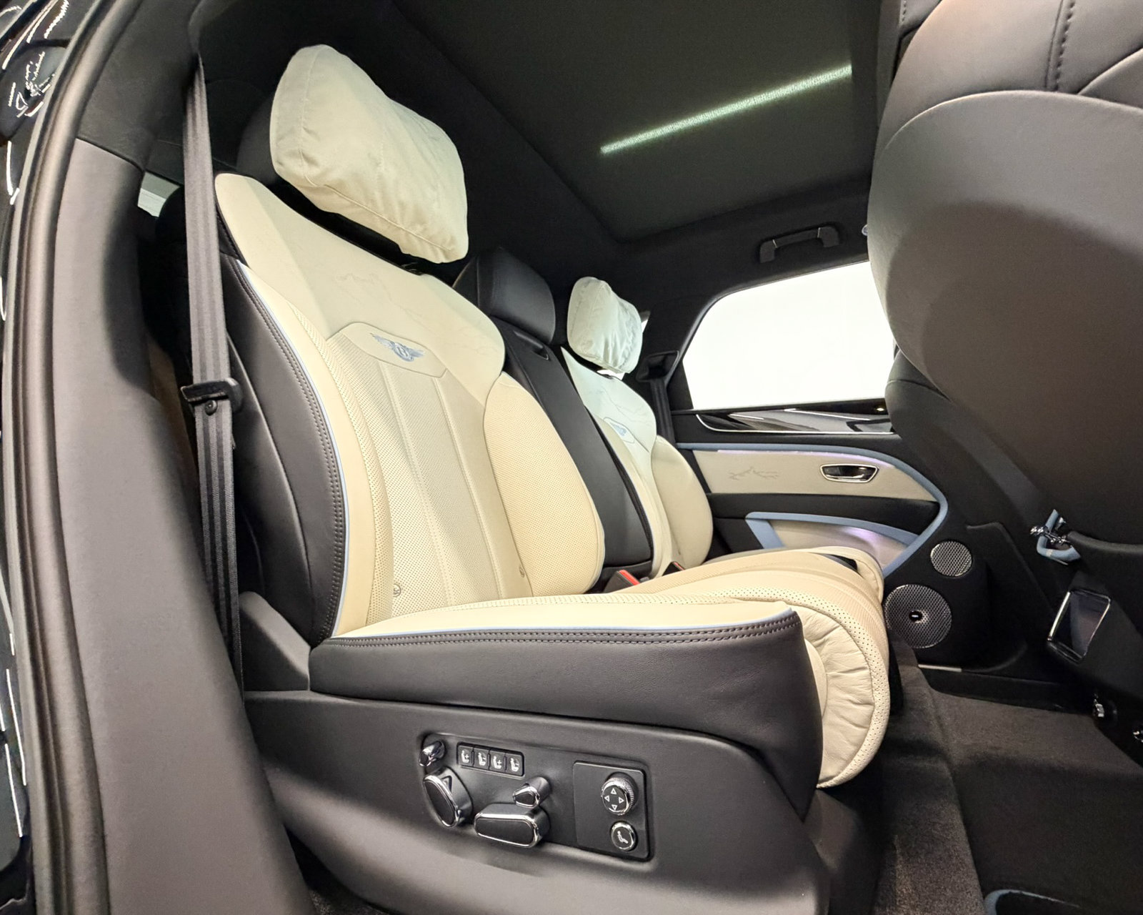 New 2027 Bentley Bentayga AWD/4WD image 44