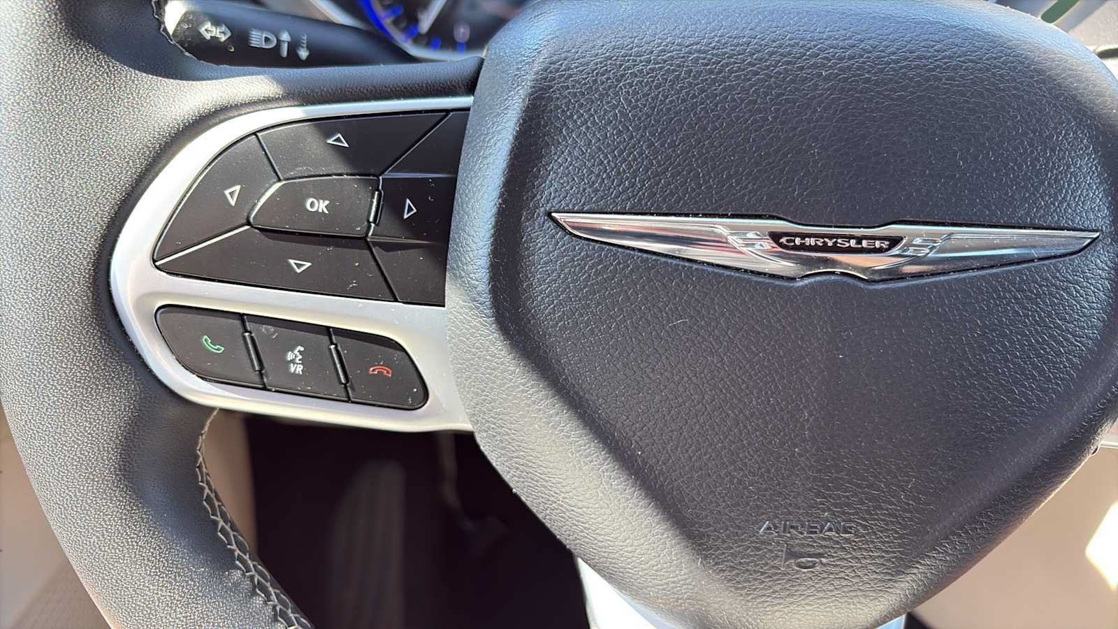 Used 2023 Chrysler Pacifica Touring-L FWD image 9