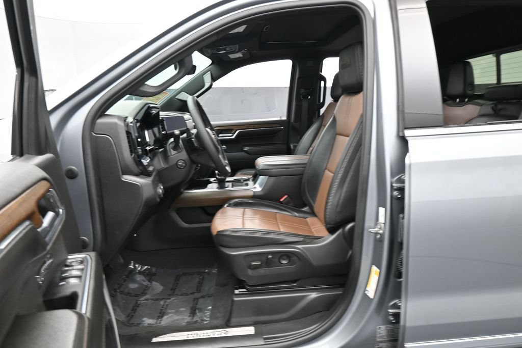 Used 2024 Chevrolet Silverado 1500 High Country w/ Technology Package AWD/4WD image 11