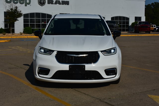 Used 2024 Chrysler Pacifica Limited FWD image 2