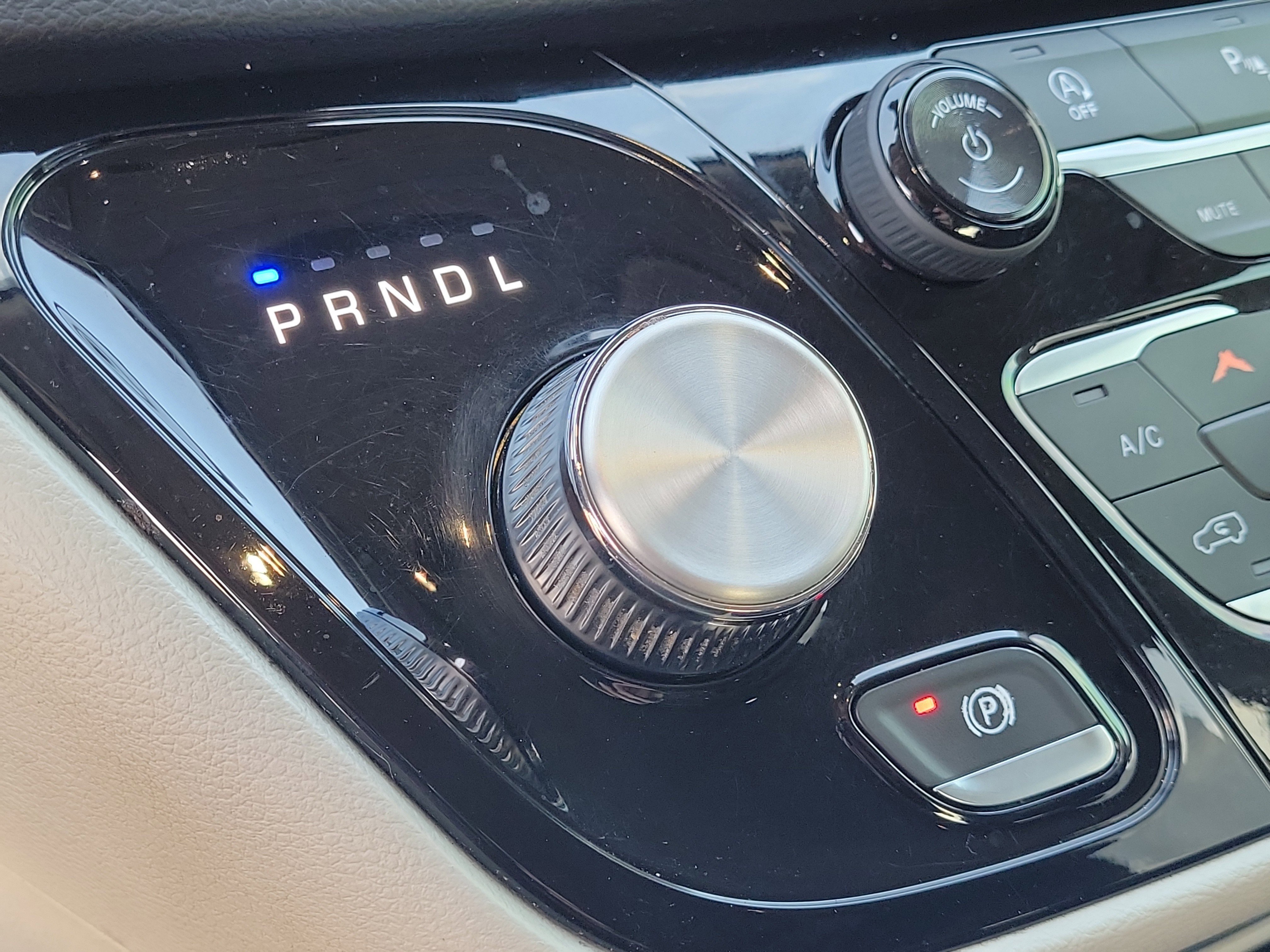 Used 2018 Chrysler Pacifica Touring-L image 33