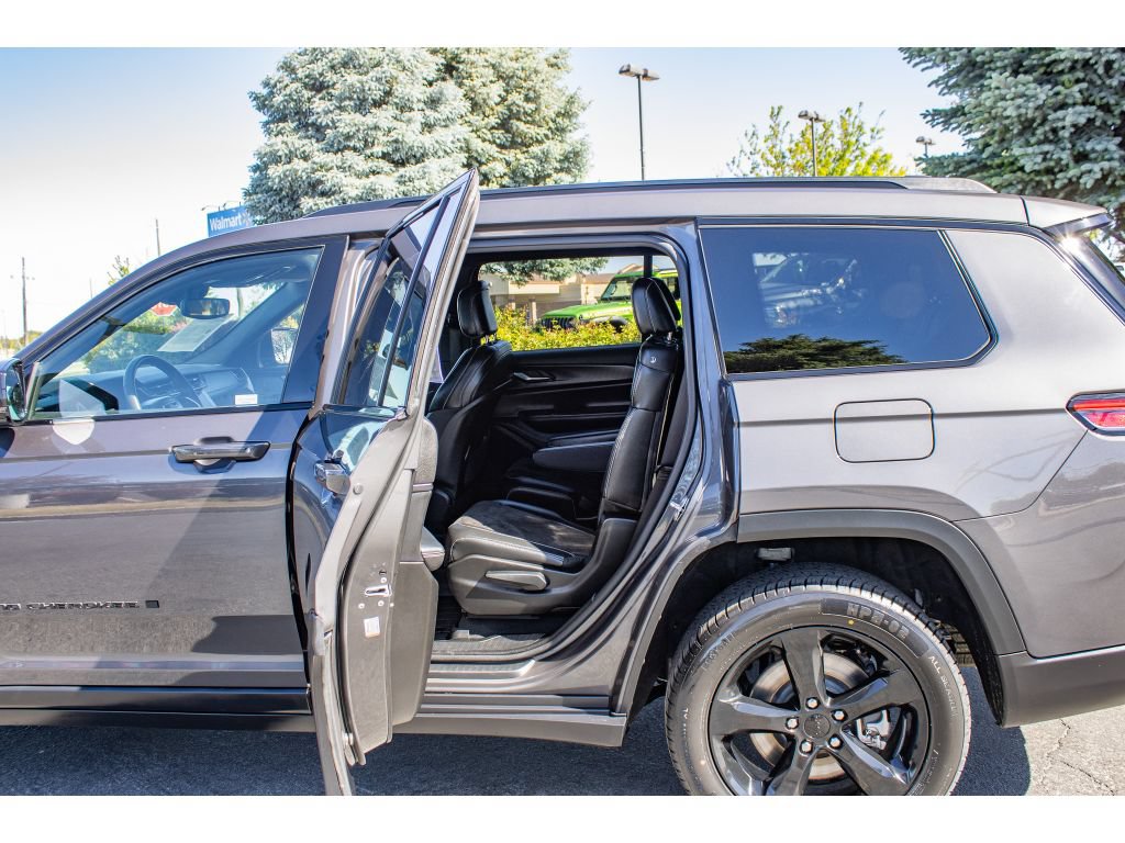 Used 2023 Jeep Grand Cherokee L Laredo AWD/4WD image 17