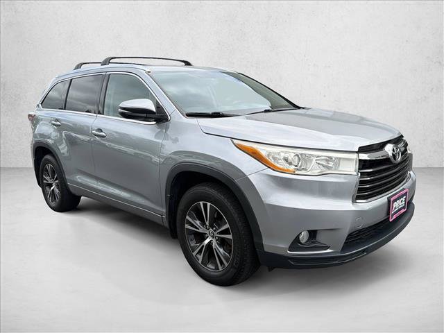 Used 2016 Toyota Highlander XLE w/ Four Season Floor Mat Package AWD/4WD image 3
