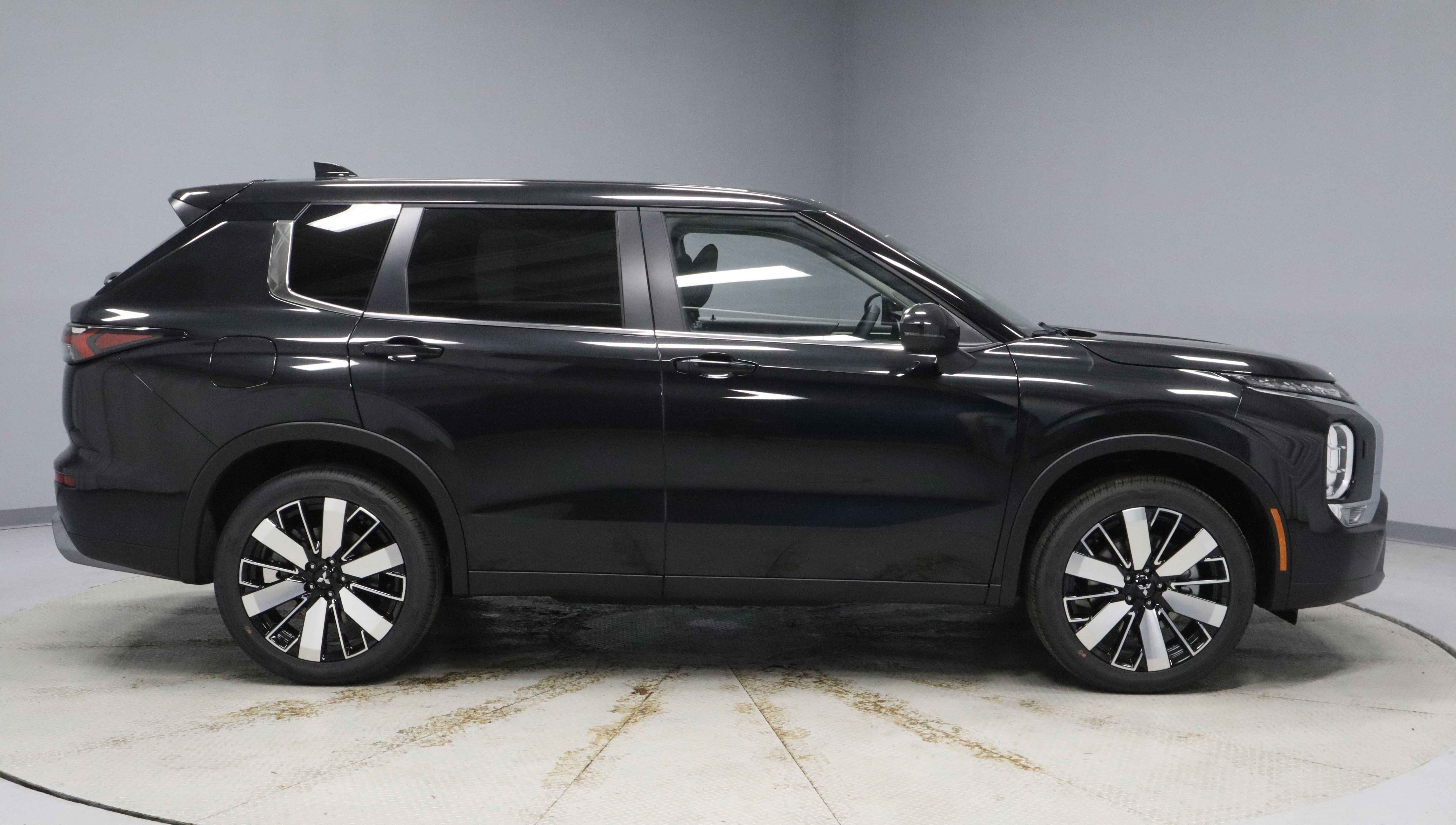 New 2026 Mitsubishi Outlander SE image 9