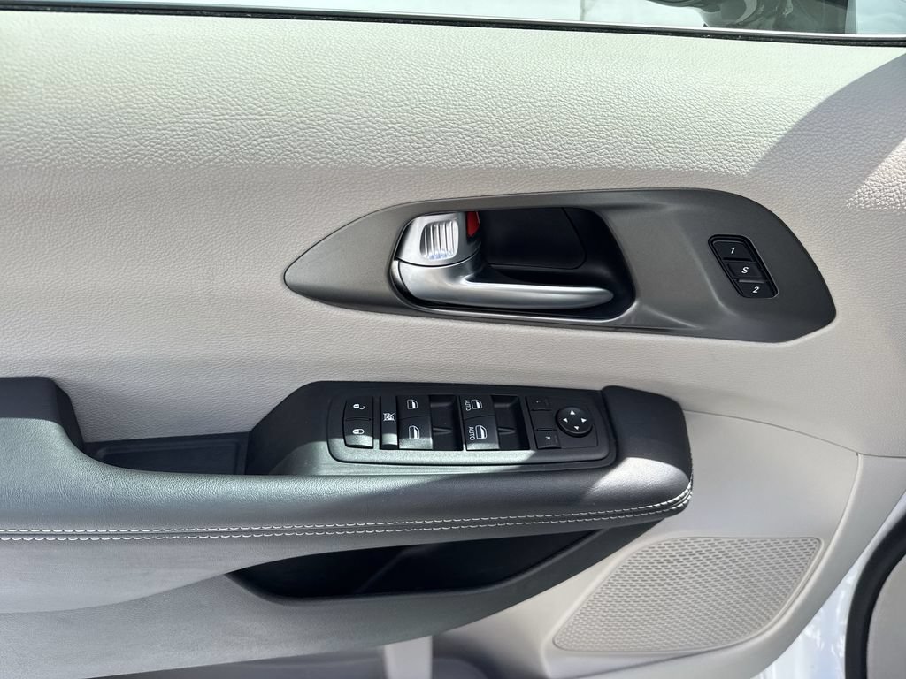 Used 2024 Chrysler Pacifica Touring-L FWD image 39