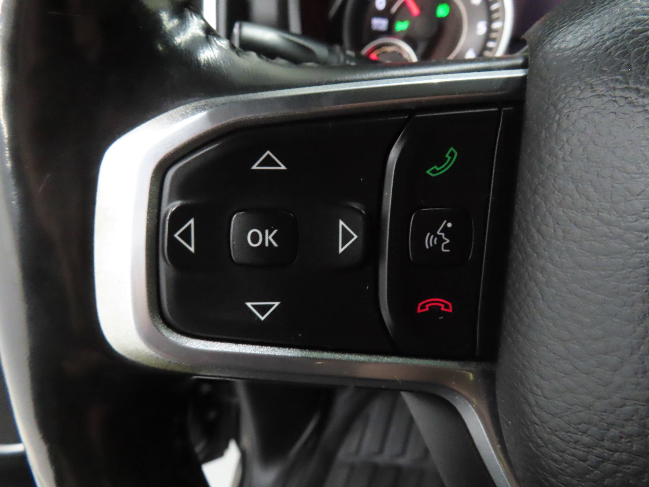 Used 2019 RAM 1500 Laramie w/ Sport Appearance Package AWD/4WD image 13