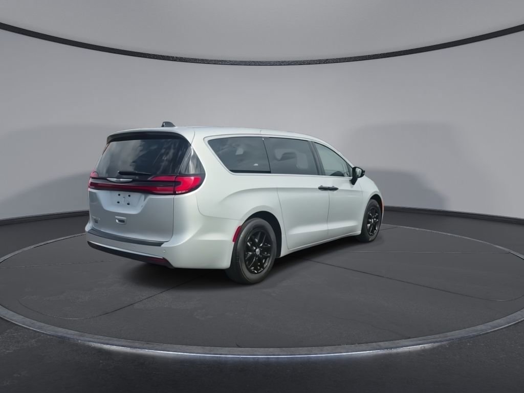 Used 2024 Chrysler Pacifica Touring-L FWD image 8