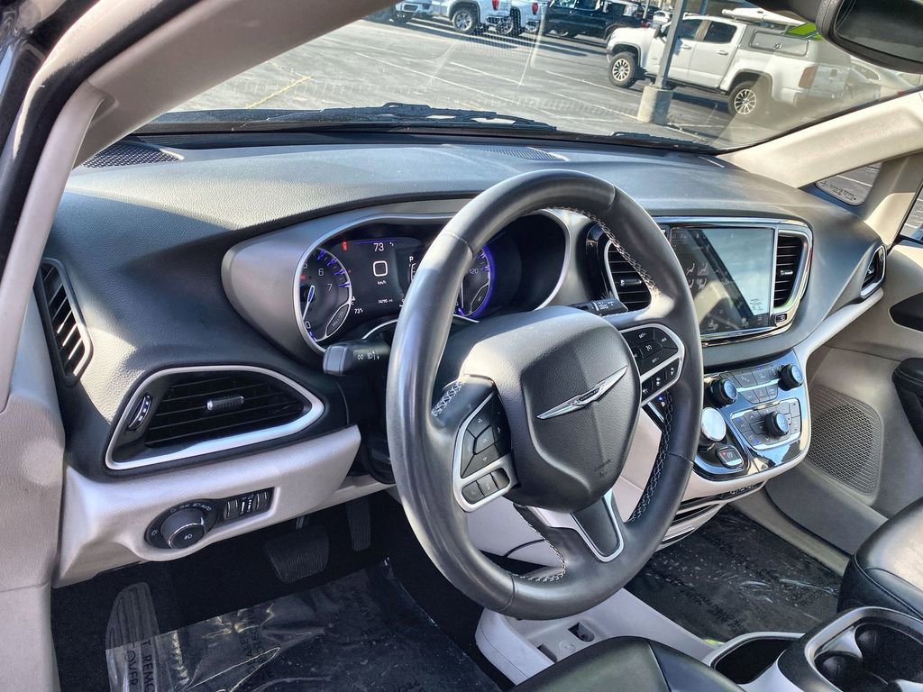 Used 2023 Chrysler Pacifica Touring-L image 10