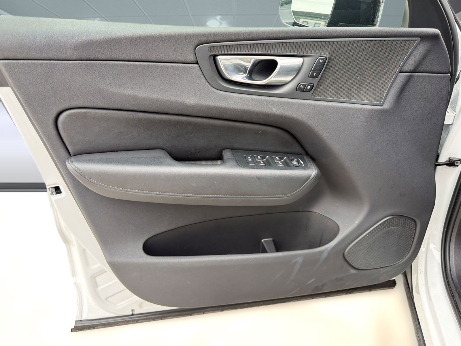 Certified 2025 Volvo XC60 B5 Plus image 21