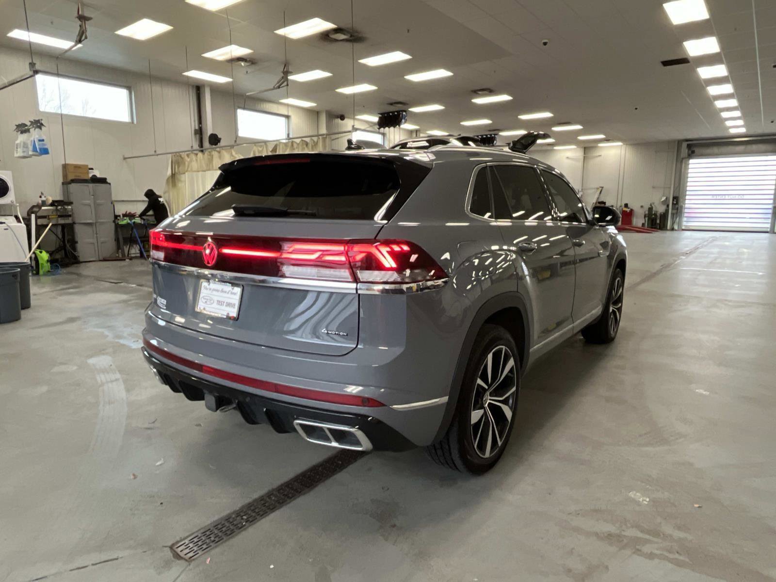 Used 2024 Volkswagen Atlas Cross Sport SEL Premium R-Line image 5