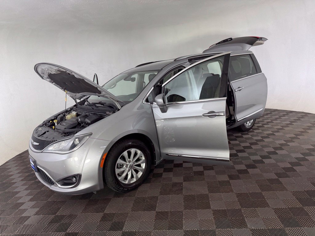 Used 2018 Chrysler Pacifica Touring-L FWD image 13