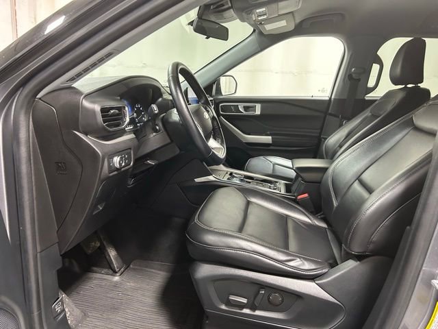 Used 2022 Ford Explorer XLT w/ Equipment Group 202A image 9