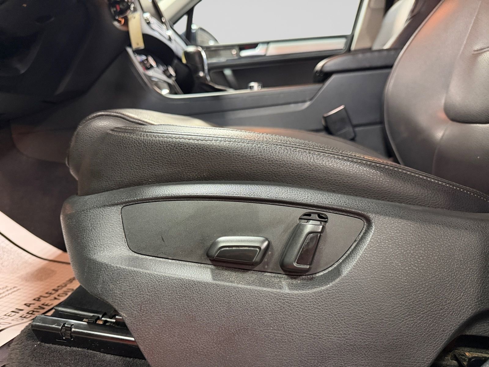 Used 2013 Volkswagen Touareg Sport image 37