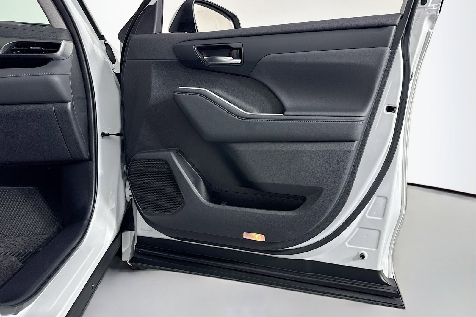 Used 2024 Toyota Highlander XLE image 23