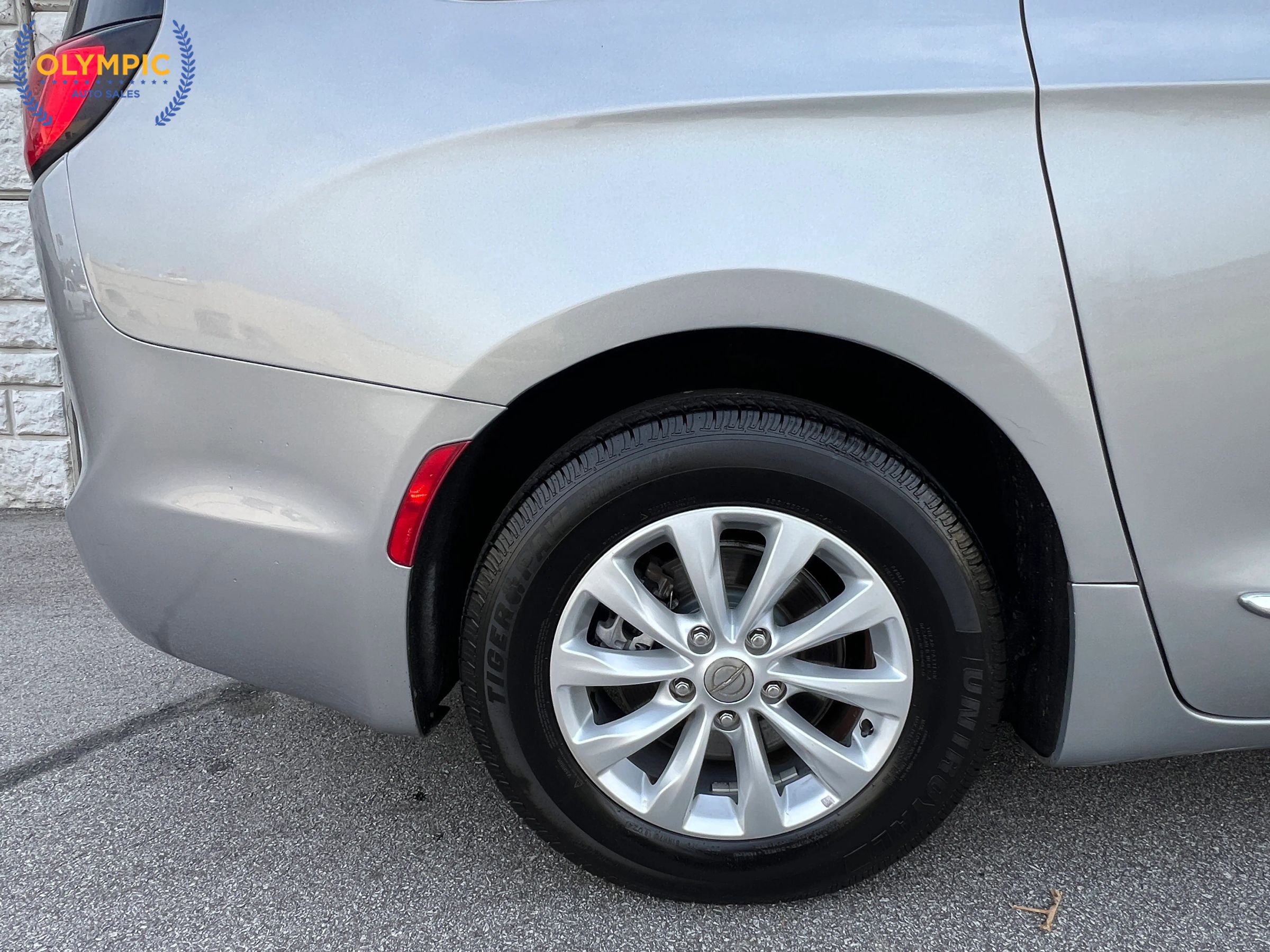 Used 2017 Chrysler Pacifica Touring-L image 11