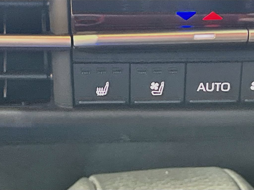 Used 2025 Toyota Sienna XSE w/ XSE Premium Package FWD image 21