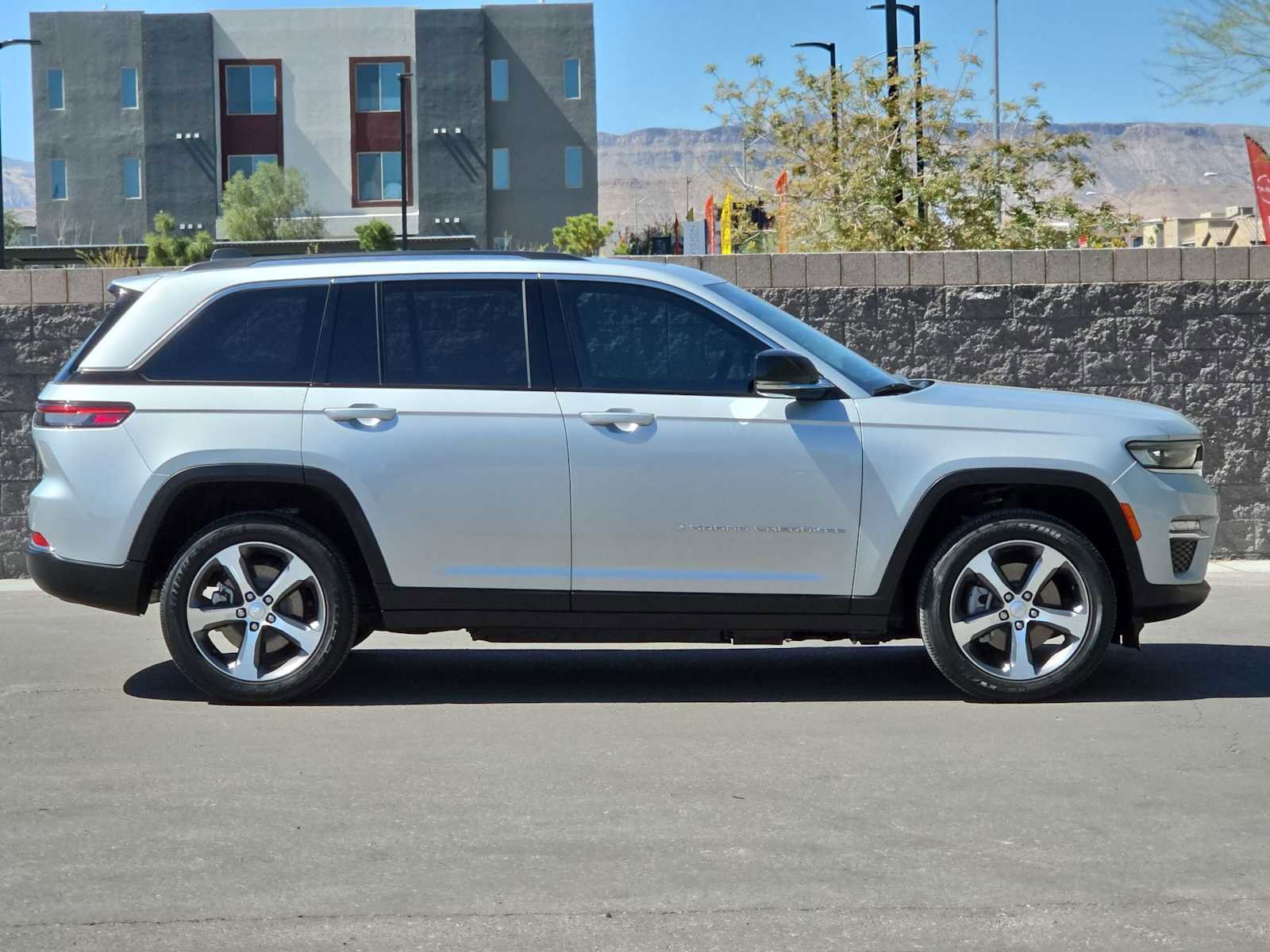 Used 2023 Jeep Grand Cherokee 4WD 4xe image 10