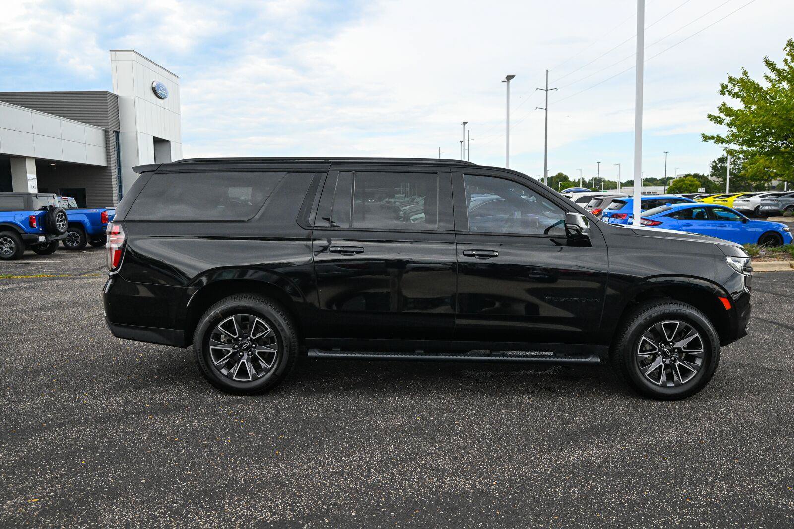 Used 2021 Chevrolet Suburban Z71 w/ Z71 Signature Package AWD/4WD image 3