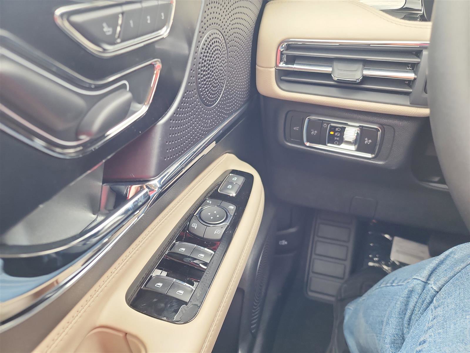 New 2025 Lincoln Corsair Premiere image 23