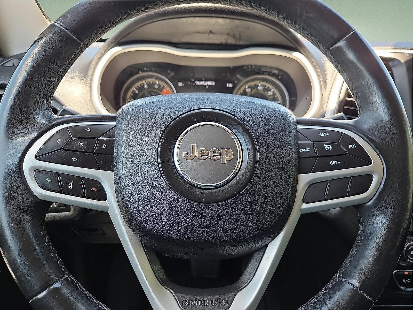 Used 2018 Jeep Cherokee Trailhawk AWD/4WD image 24