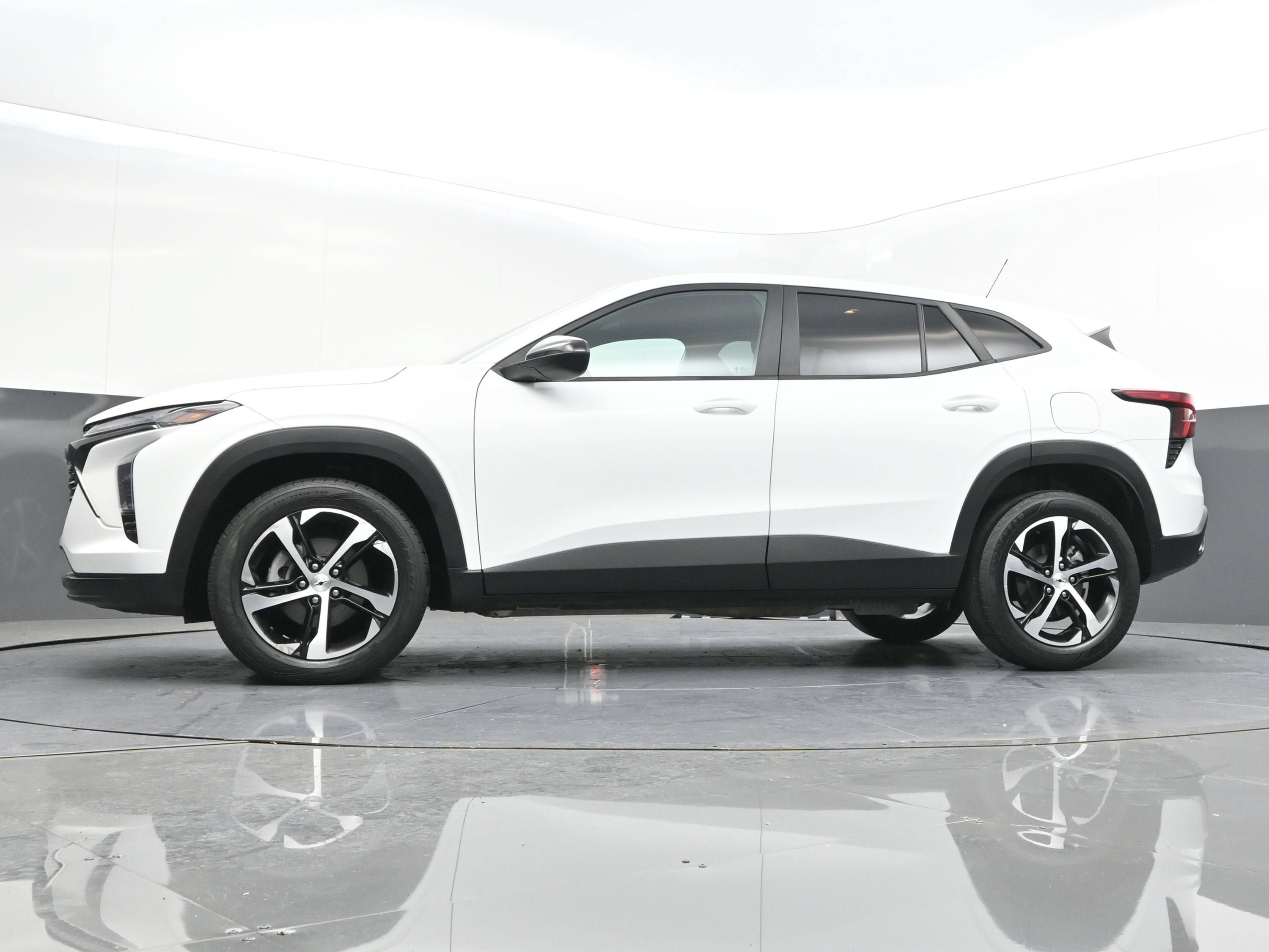 Certified 2024 Chevrolet Trax RS w/ Driver Confidence Package FWD image 35