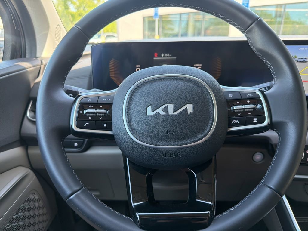 Used 2025 Kia Carnival EX FWD image 32
