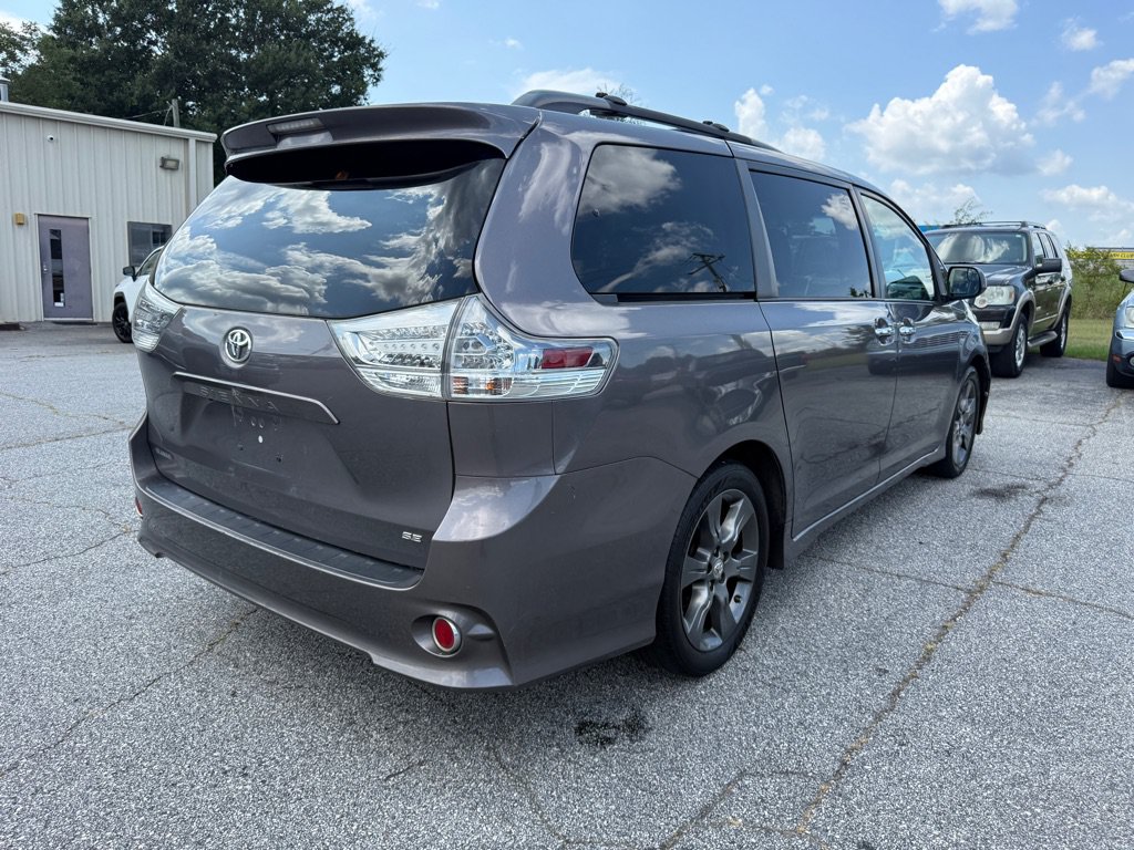 Used 2015 Toyota Sienna SE FWD image 7
