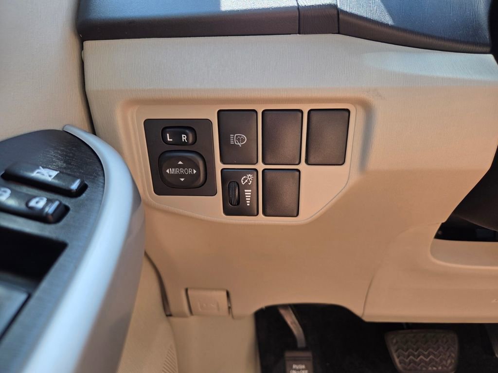 Used 2014 Toyota Prius Five FWD image 22