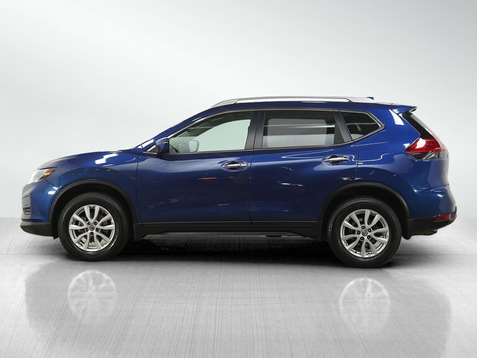 Used 2017 Nissan Rogue SV AWD/4WD image 2