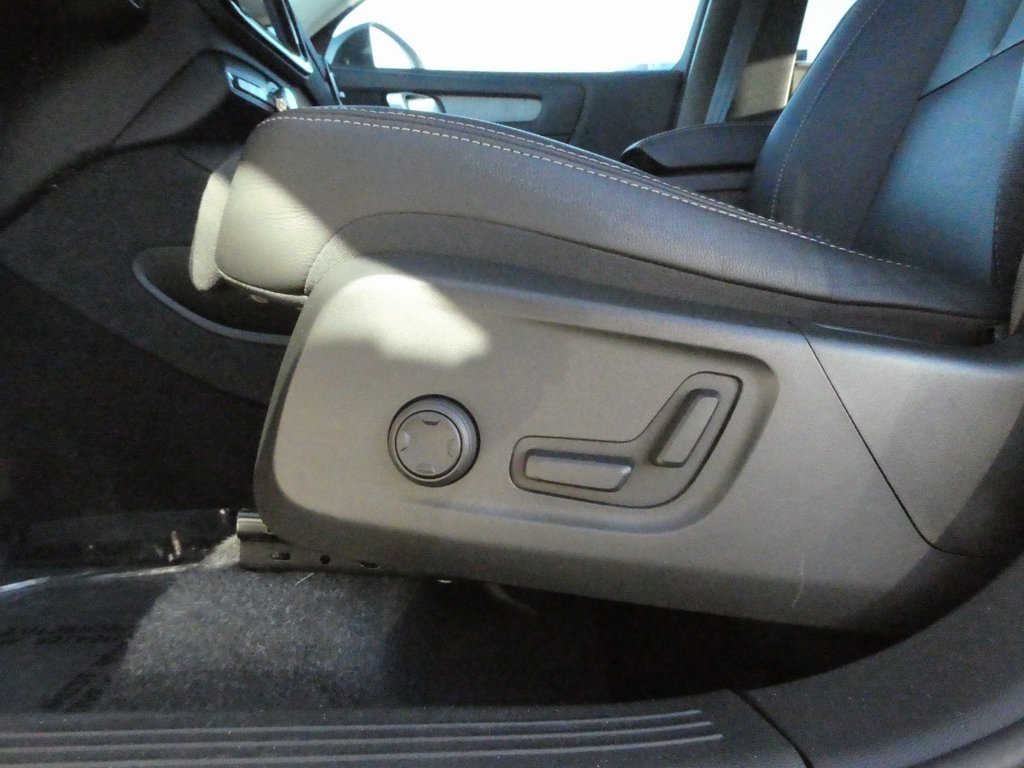 Used 2024 Volvo XC40 B5 Plus image 8