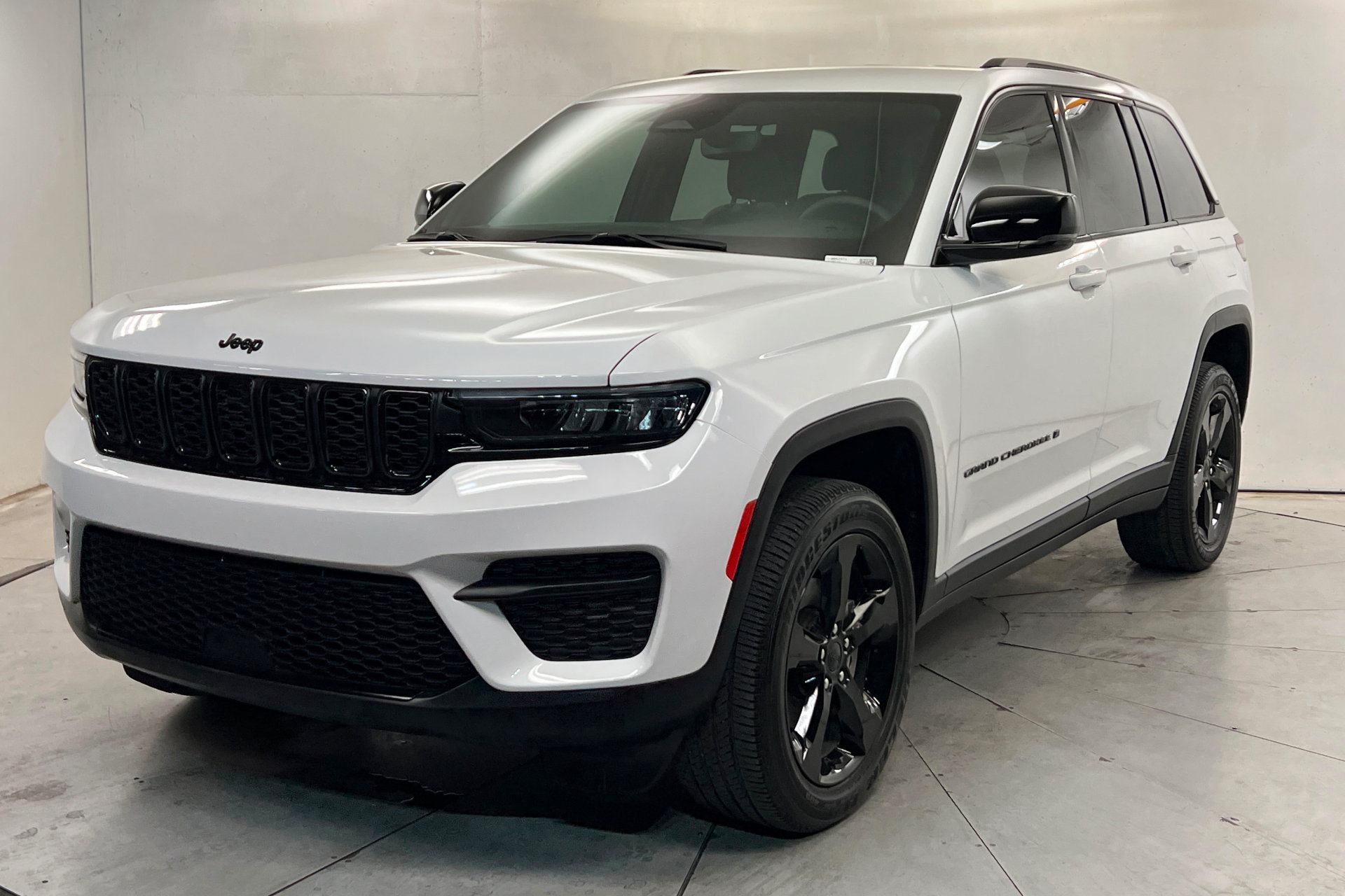 Used 2023 Jeep Grand Cherokee Altitude AWD/4WD image 1