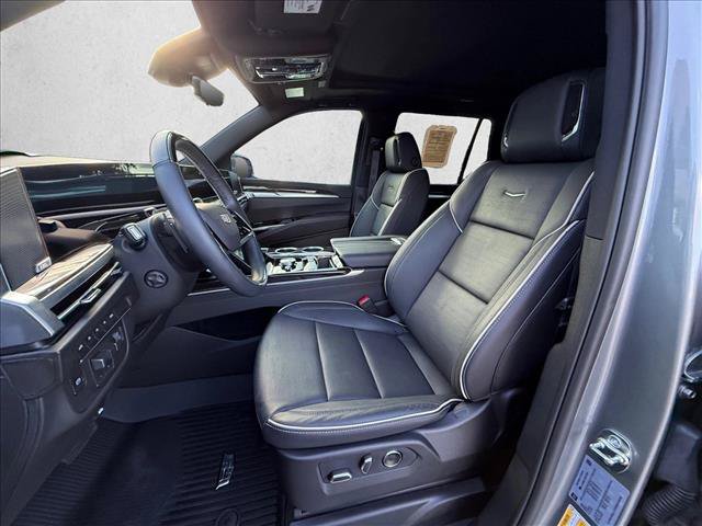 Used 2026 Cadillac Escalade Luxury w/ LPO, Floor Liner Package AWD/4WD image 16