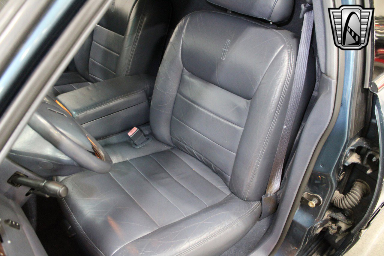 Used 2001 Lincoln Town Car Executive image 18
