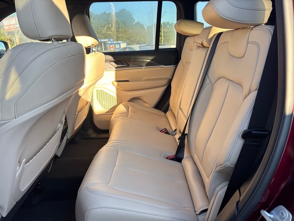 Used 2025 Jeep Grand Cherokee Limited w/ Black Appearance Package image 24