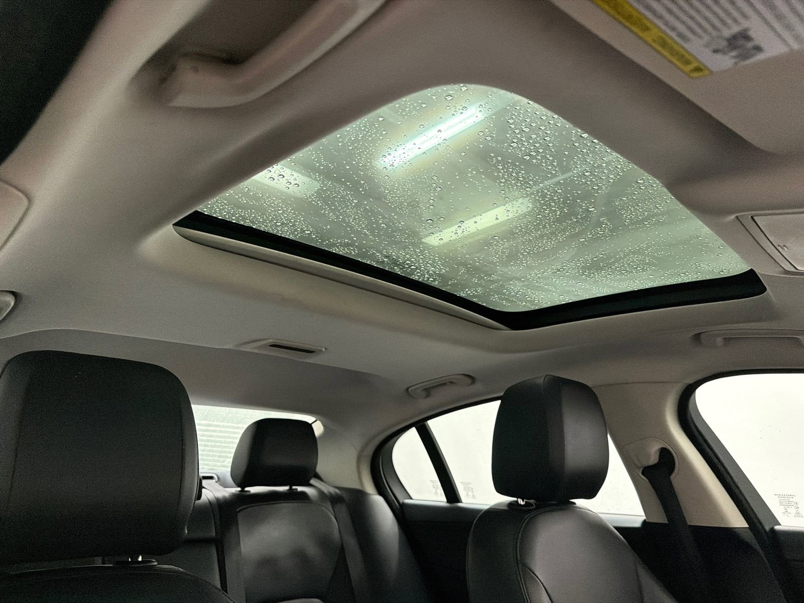 Used 2018 Jaguar XE Premium image 11